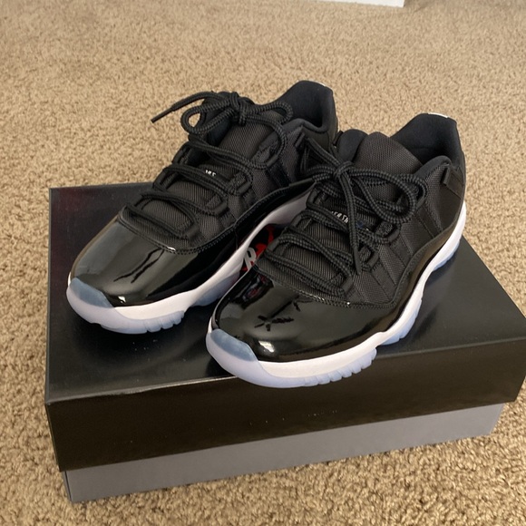 Jordan 11 Retro Low - Black/Varsity Royal-White Size 9.5 U.S. - Picture 3 of 5